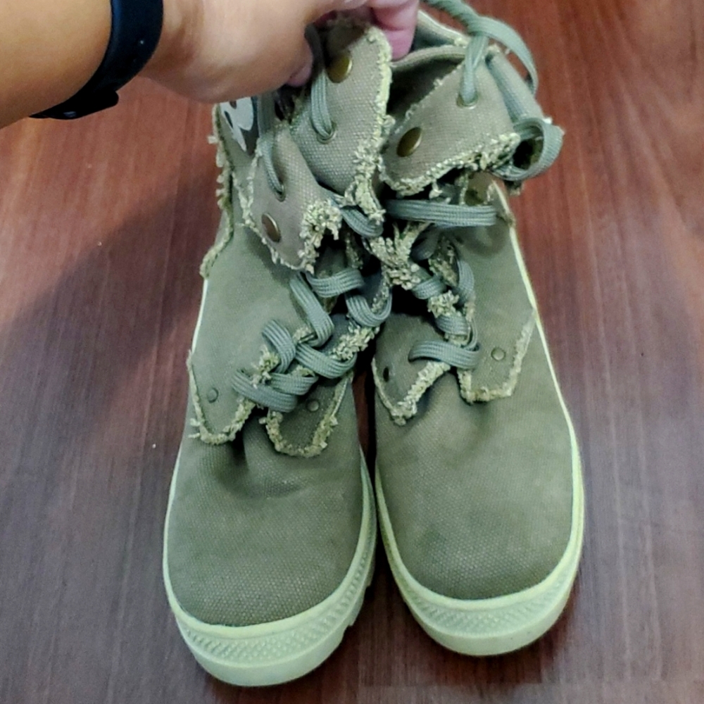 Bee fly combat boots